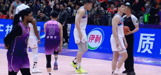 😓第四节仅打8秒！李炎哲和萨林杰双方犯规，前者6犯离场